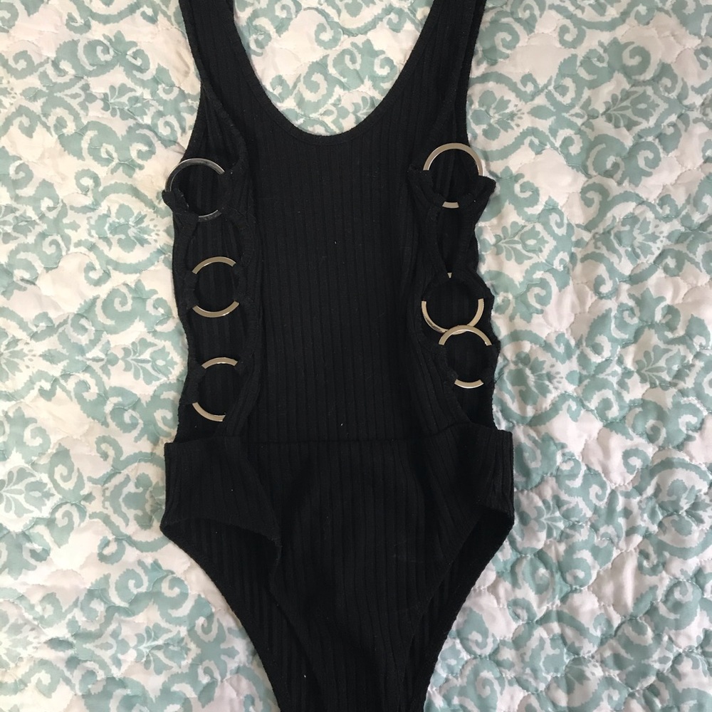 Bodysuit w chain ring details on the side